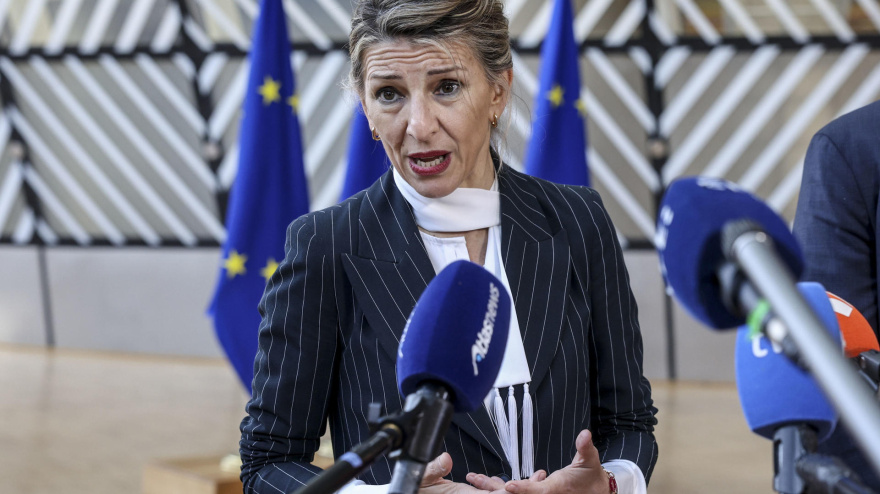 La vicepresidenta segunda y ministra de Trabajo, Yolanda Diaz, atiende a los medios en el marco de su participación en el Consejo Europeo, en Bruselas.