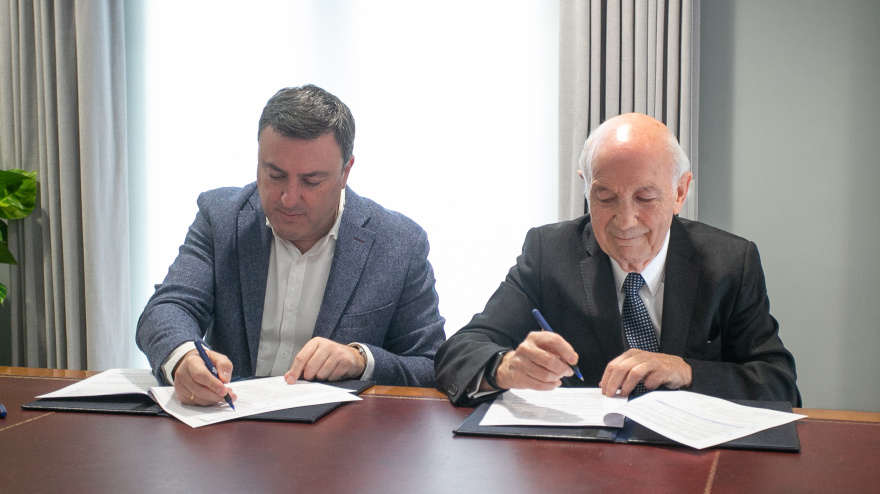 Sinatura do convenio entre Valentín González Formoso e Antonio Fontenla