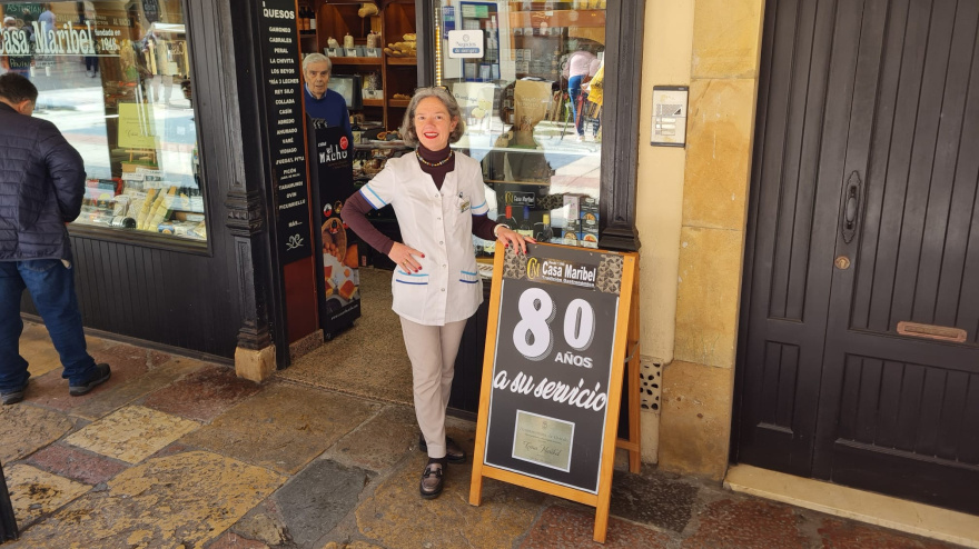 Marta Manso a las puertas de Casa Maribel