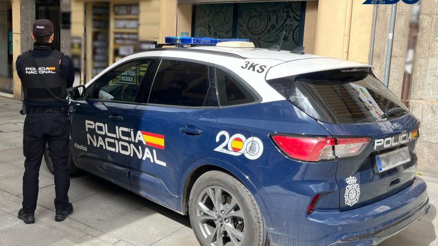 Una patrulla de la Policía Nacional en un establecimiento de Zamora
