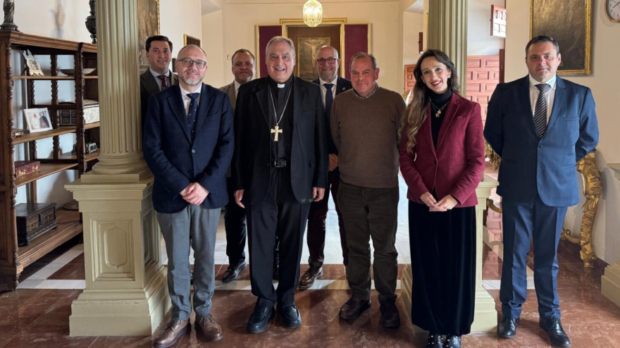 Una representación de la Cofradía de los Favores ha visitado al Arzobispo