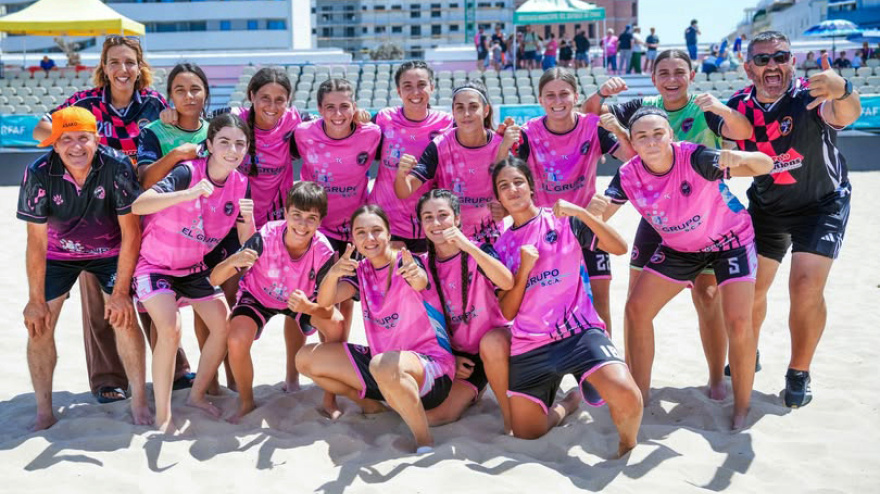 Las chicas del Asako Motril juvenil posan contentas tras su éxito