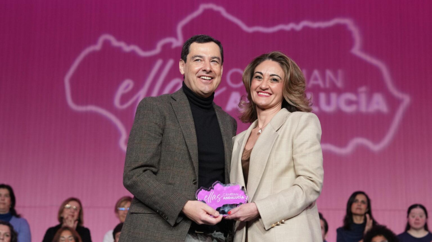 Momento del reconocimiento junto a Juanma Moreno