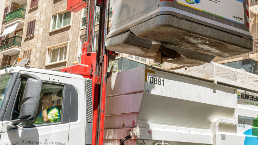 Un conductor de camión de basura