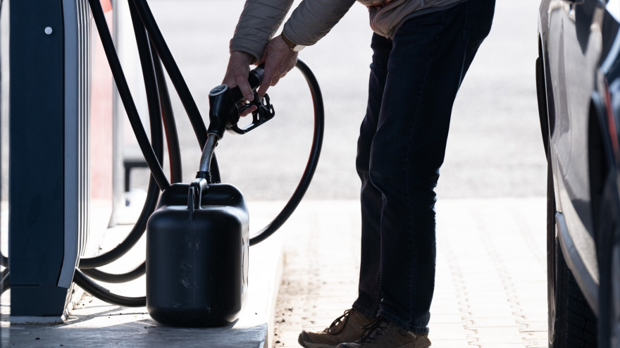 Si vas llevar el depósito esta mañana te vas a llevar una desagradable sorpresa: "Baja el precio del crudo y sigue subiendo la gasolina y el diésel"