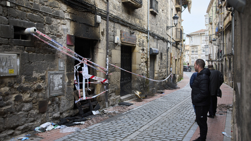 MIRANDA DE EBRO (BURGOS), 11/03/2026.- Tres personas han muerto y otras cuatro han resultado heridas, dos de ellas menores de 7 y 11 años, en el incendio que se declaró en torno a las 22:45 horas de este martes en un edificio de Miranda de Ebro (Burgos). EFE/David Pérez
