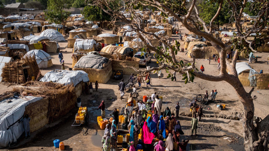 La gente espera para llenar contenedores con agua en un pozo proporcionado por UNICEF en el campamento de desplazados internos de Muna Dalti.