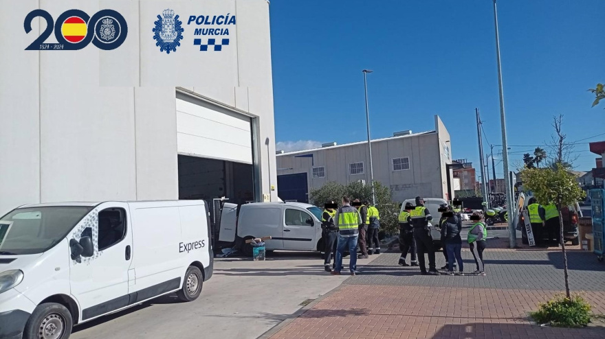 Operación  policial y de la Inspección de Trabajo y Seguridad Social contra la explotación laboral en una nave de paquetería de la pedanía murciana de El Palmar.Una operación conjunta entre la Policía Nacional, la Policía Local de Murcia y la Inspección de Trabajo y Seguridad Social se ha saldado con la detención de 19 personas y la identificación de otras 120 en una nave de paquetería de la pedanía murciana de El Palmar.ESPAÑA EUROPA MURCIA SOCIEDADPOLICÍA NACIONAL