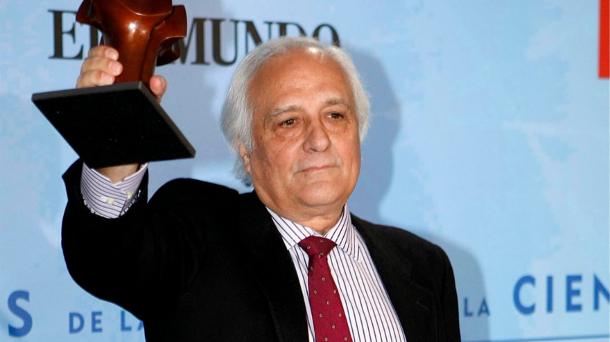 El periodista y escritor Raúl del Pozo posa con el premio de las Letras en 2009