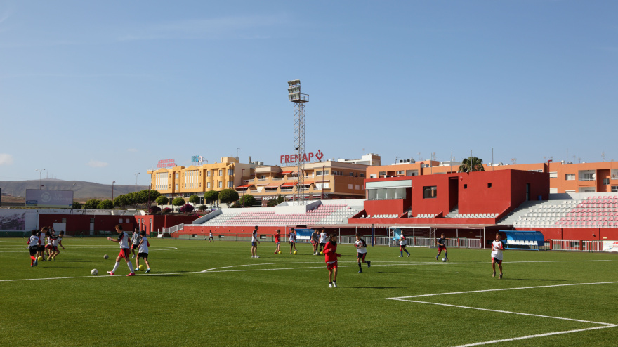 Imagen de recurso de unos niños jugando al fútbol en Fuerteventura