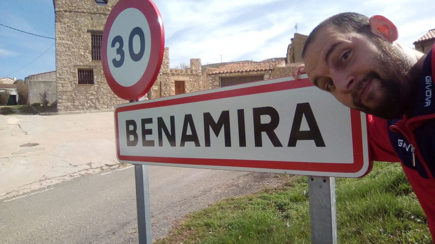 Fernando del Amo vive solo en Benamira desde hace 17 años aunque desde hace unas semanas convive con una familia de Georgia que han comprado una vivienda en el municipio