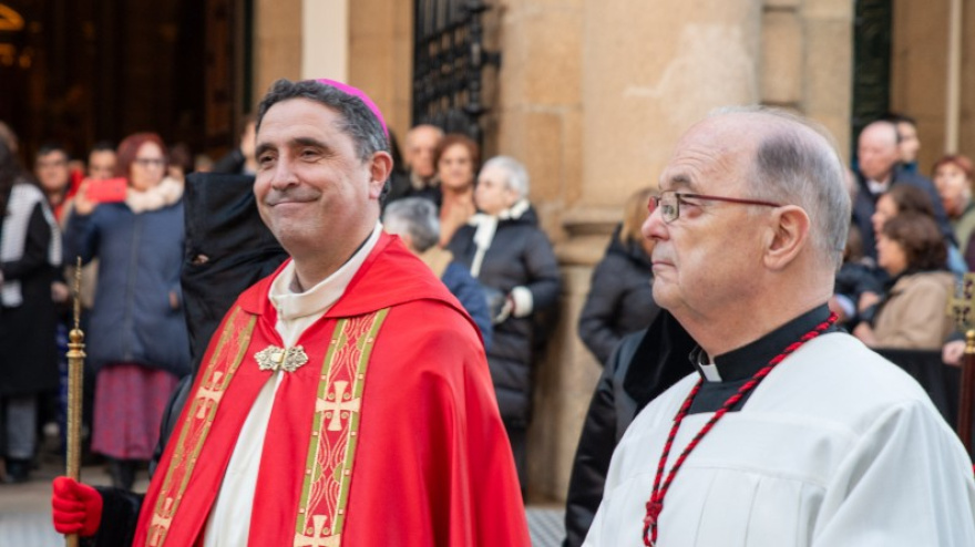 Foto de archivo del obispo de Mondeñodo-Ferrol, monseñor Fernando García Cadiñanos, a la izquierda
