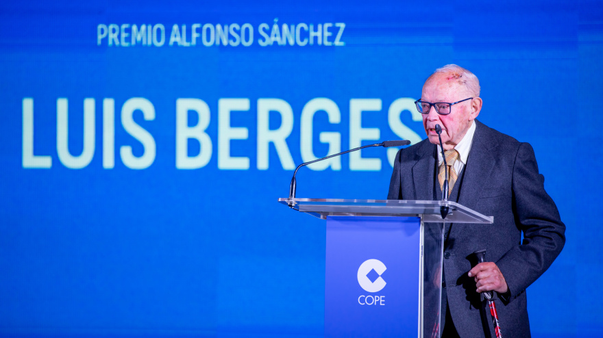 Berges recogiendo el premio Alfonso Sánchez de COPE Jaén