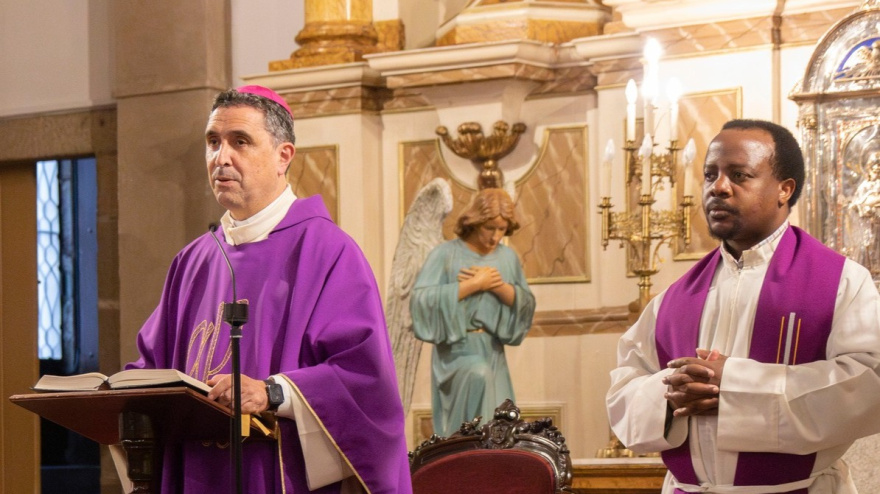 Foto de archivo del obispo de Mondeñodo-Ferrol, monseñor Fernando García Cadiñanos, a la izquierda