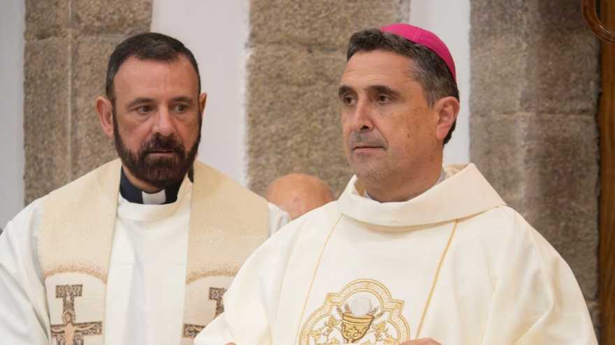 Foto de archivo del obispo de Mondeñodo-Ferrol, monseñor Fernando García Cadiñanos, a la derecha