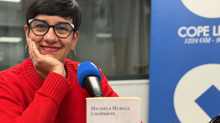 Anabel Ramos Rebollo, bibliotecària de la Biblioteca Pública de Lleida, als estudis de COPE Lleida