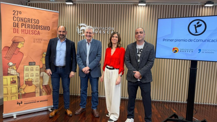 El premiado acompañado del alcalde de Barbastro, del diputado de Cultura y de la presidenta del Congreso