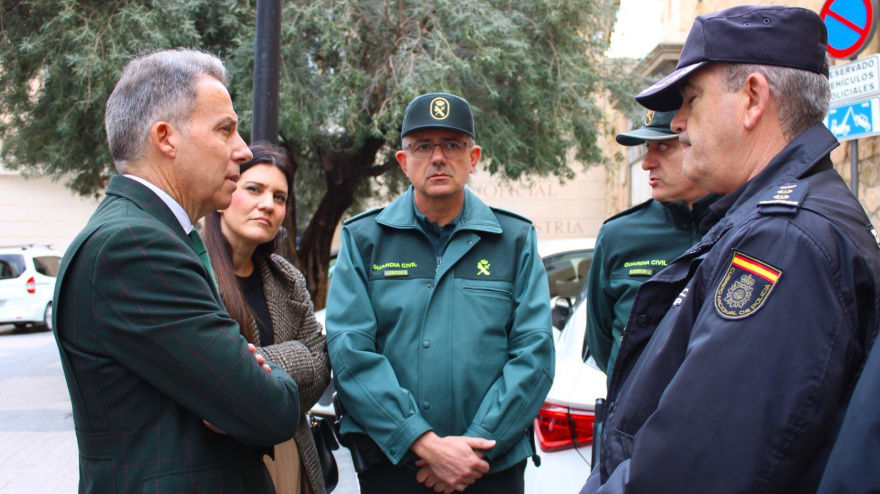 Fulgencio Gil, alcalde de Lorca, tras el minuto de silencio junto a representantes de Guardia Civil y Policía Nacional