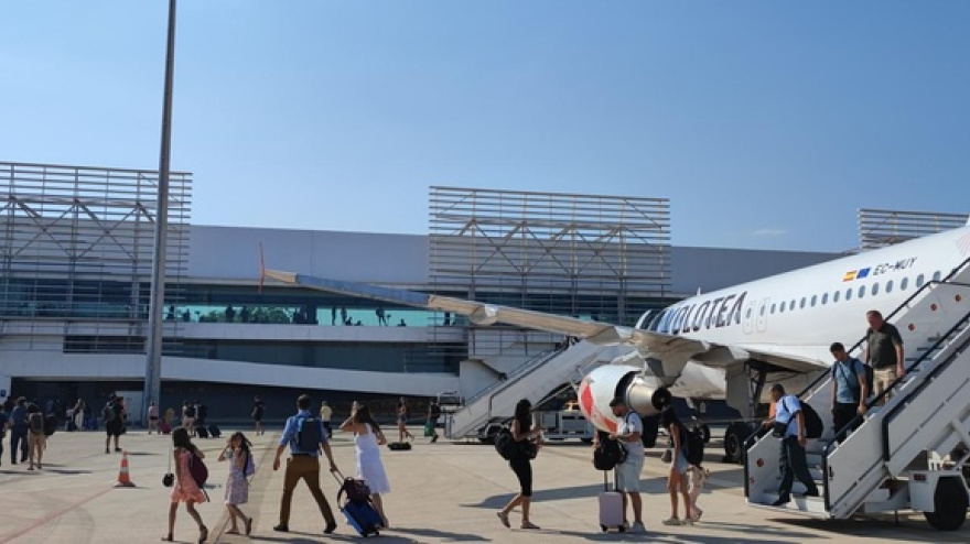 Viajeros en un vuelo en el aeropuerto de la Región de Murcia