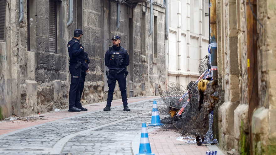 Dos agentes custodian la entrada del edificio de la tragedia de Miranda de Ebro