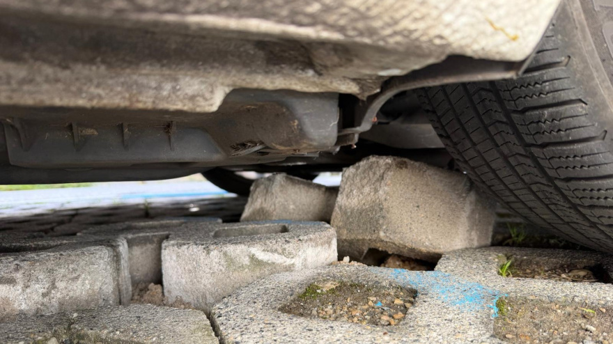 Daños en un vehículo estacionado en la Rúa da Pravia