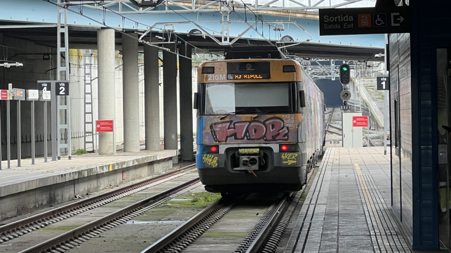 Un tren del R3 se dirige hacia Ripoll