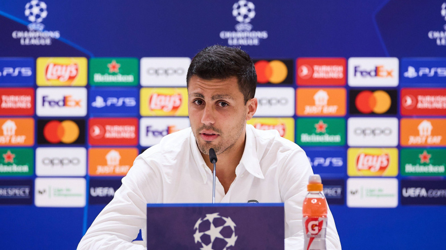 Rodrigo Hernández, en una rueda de prensa