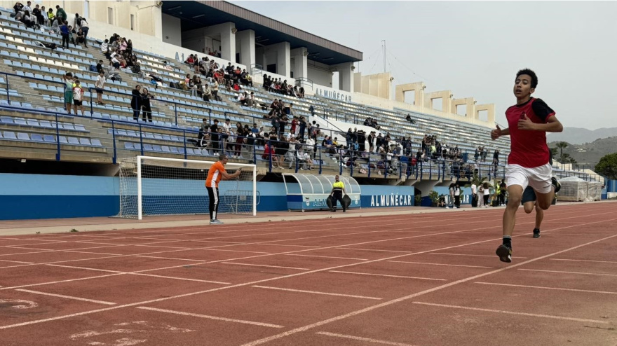 Un joven entrenando en las pistas del estadio municipal 'Francisco Bonet'