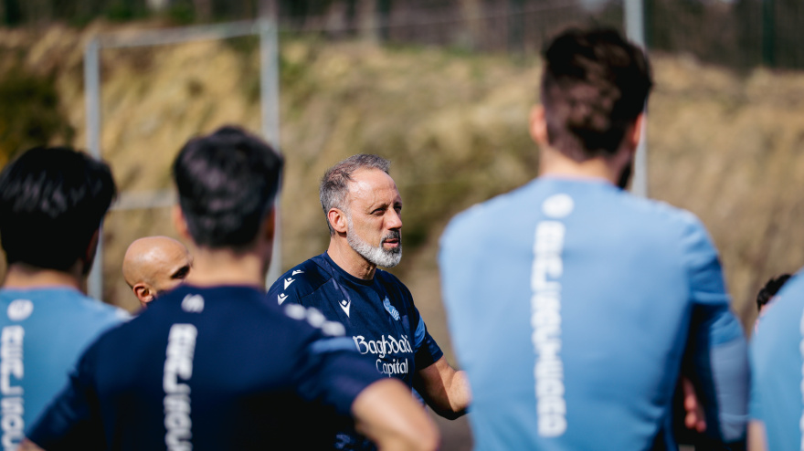 Rino Matarazzo charla con los futbolistas de la Real Sociedad en Zubieta