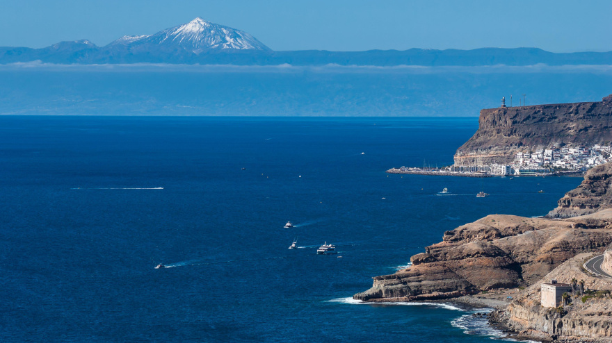 Costa suroeste de Gran Canaria con el Teide en el horizonte en invierno