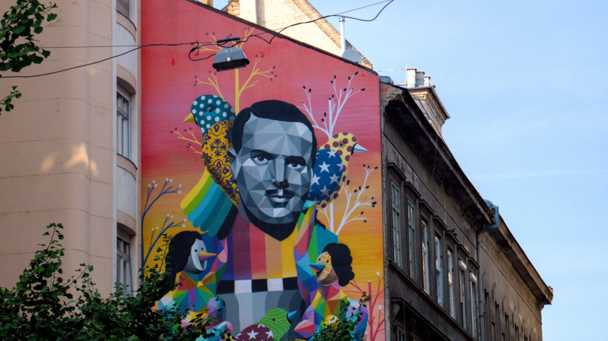 Arte en la calle de Okuda San Miguel 'El Ángel de Budapest', crédito al diplomático español Ángel Sanz Briz, quien salvó a 5000 judíos durante el Holoust, Budapest