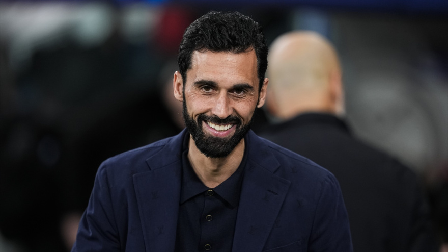 Álvaro Arbeloa, entrenador del Real Madrid, sonríe durante el partido de ida de los octavos de final de la UEFA Champions League 2025/26 entre el Real Madrid C.F. y el Manchester City en el estadio Santiago Bernabéu.