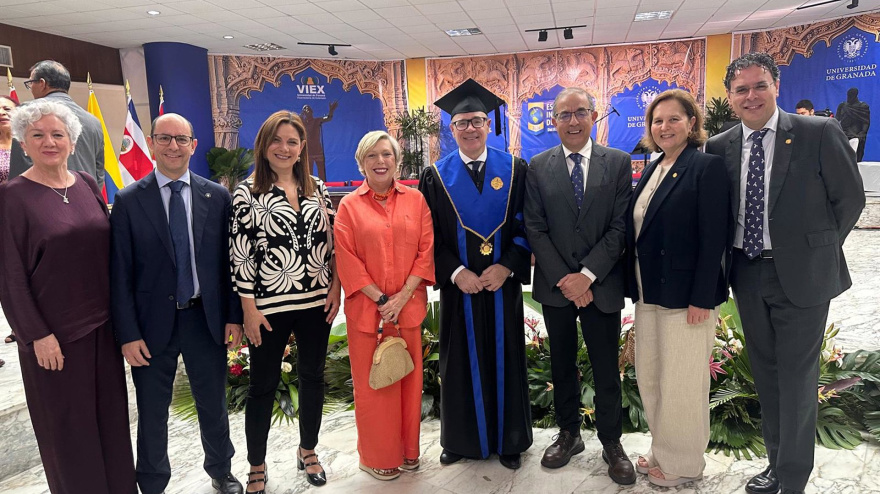 El rector de la UGR, Pedro Mercado, junto a, entre otros, la rectora de la Universidad de Sevilla, Carmen Vargas