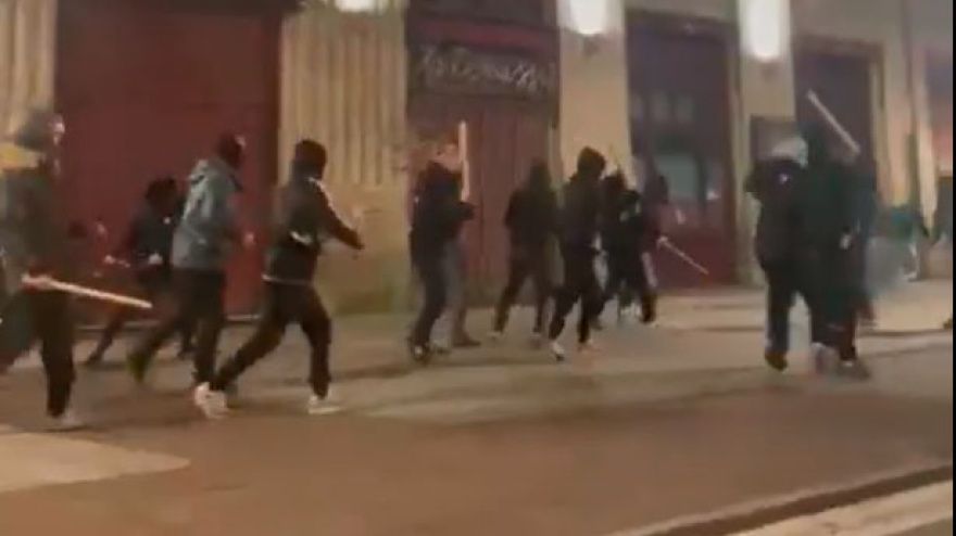 Los aficionados del Celta portaban palos como se puede ver en varios vídeos grabados.