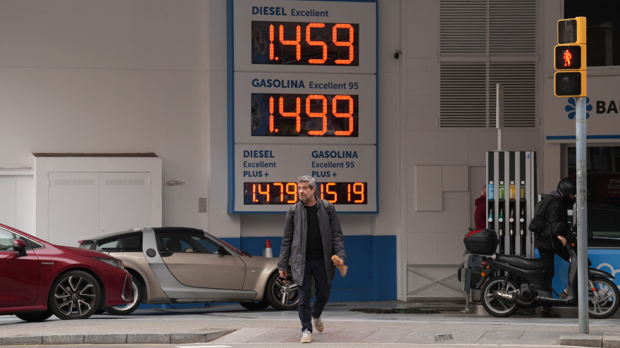 Cartel de precios en una gasolinera, a 4 de marzo de 2026, en Barcelona, Catalunya (España).