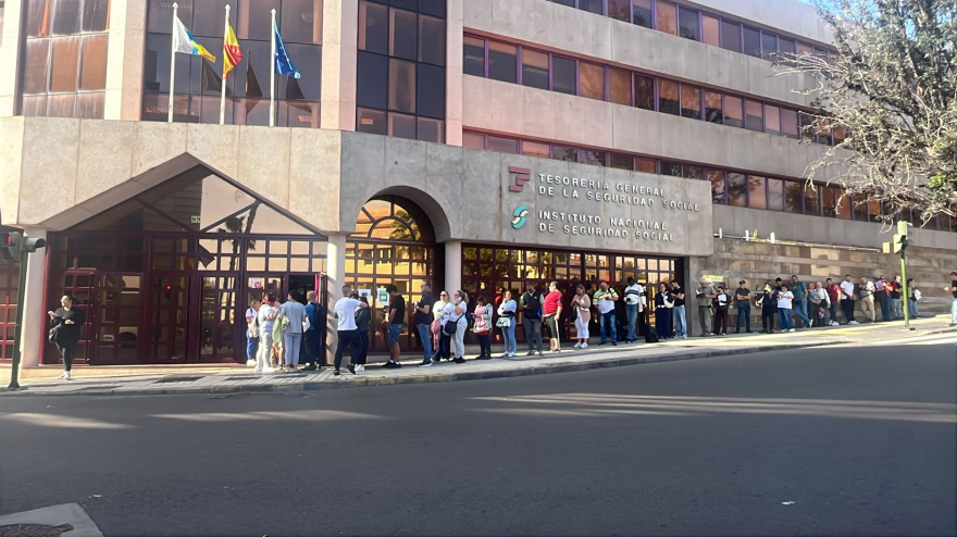 Personas esperando a entrar a la oficina central de la Seguridad Social en Las Palmas de Gran Canaria