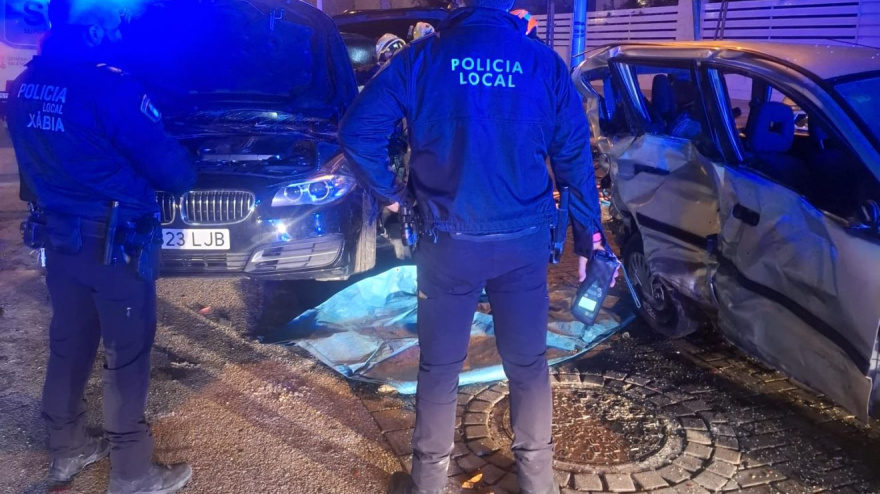 Un brutal accidente en Xàbia deja cinco heridos tras estrellarse contra varios coches