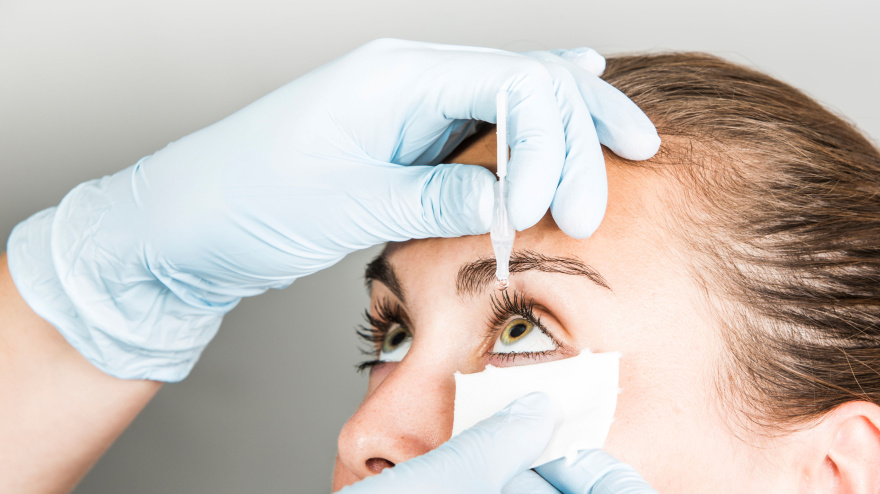 Un oftalmólogo trata a un paciente