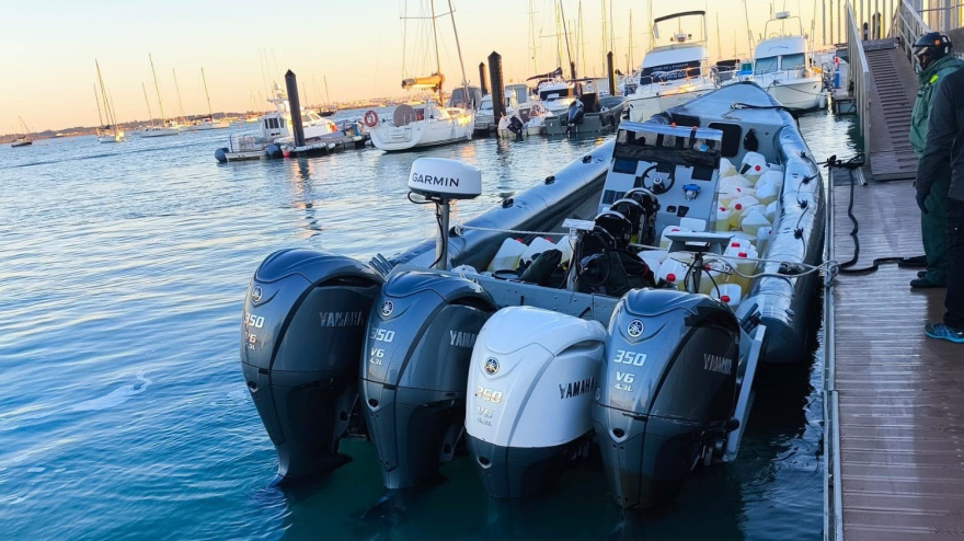 Embarcación destinada al transporte de petacas de gasolina para las narcolanchas