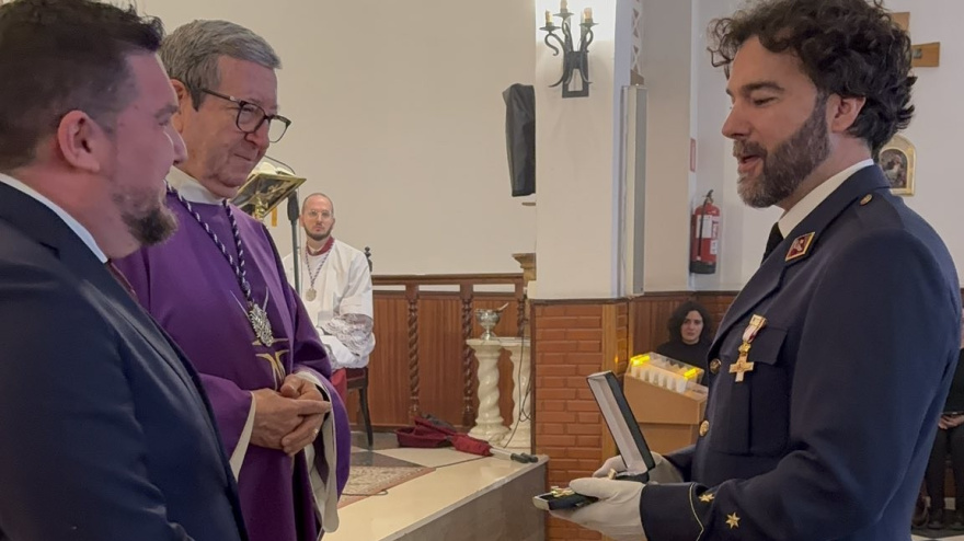 Entrega de la Cruz al Mérito Militar del Capitán Rodríguez a la Cofradía de la Lanzada