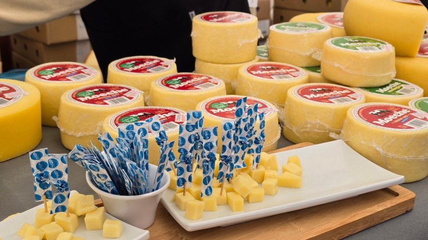 Un expositor de queso de Lácteos de Moeche