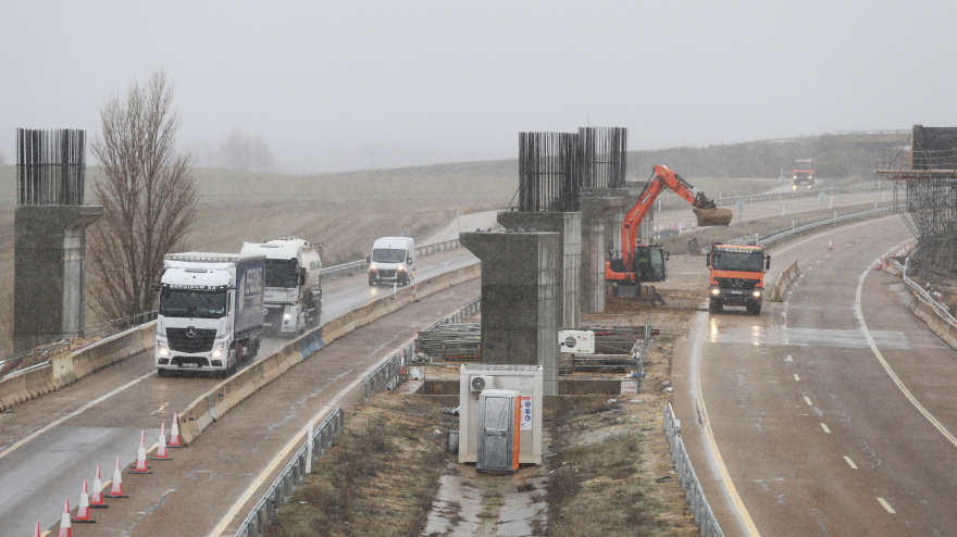 La Autovía de la Meseta (A-67) entre los municipios de Monzón de Campos y Amusco-Piña de Campos (Palencia), en sentido Cantabria