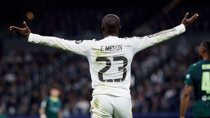 Ferland Mendy se retiró al descanso con molestias en el isquio derecho.