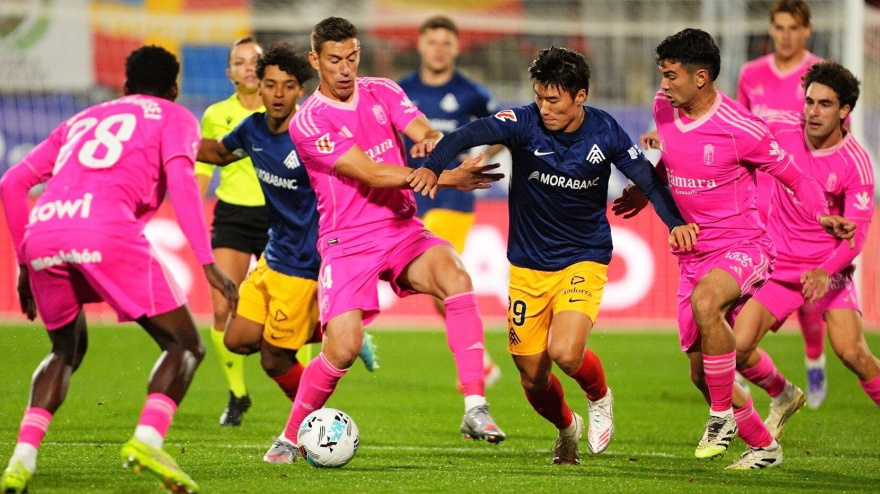 Rubén Alcaraz, que es duda para el partido de este domingo, junto al goleador del Andorra Kim MInsu