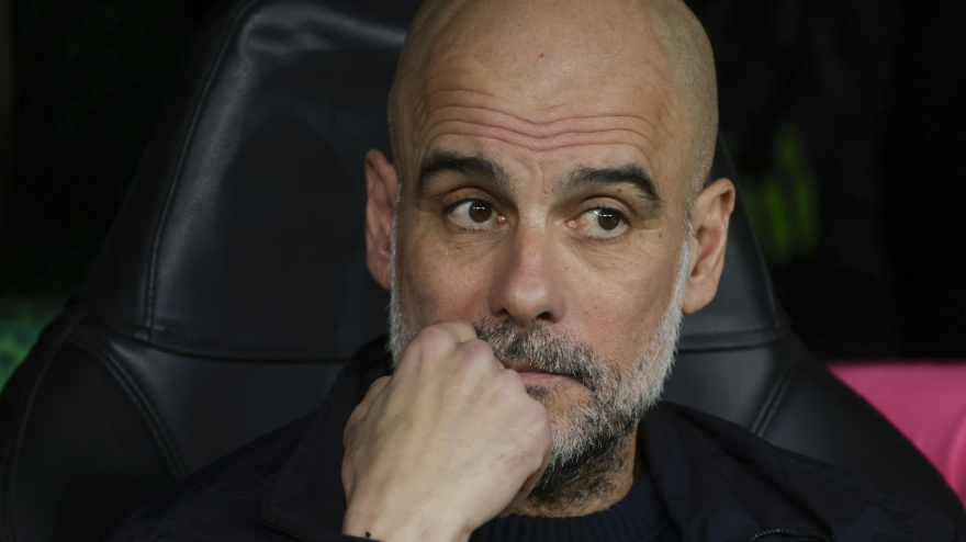 Pep Guardiola, preocupado durante el encuentro ante el Real Madrid en el Bernabéu.