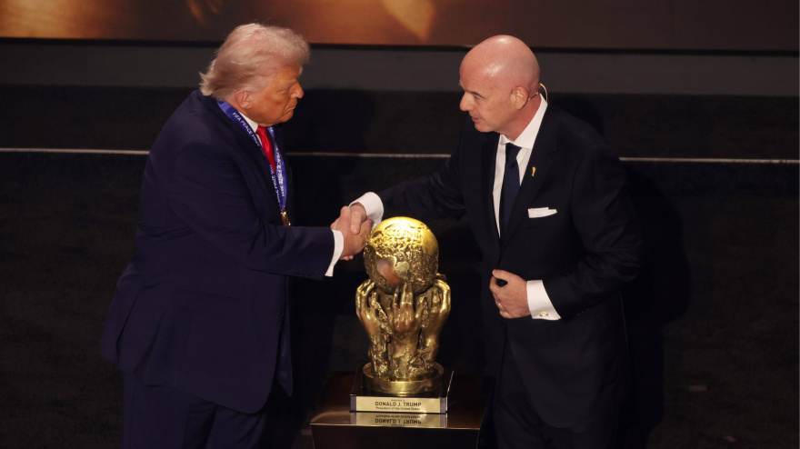 Donald Trump y Gianni Infantino se saludan durante el sorteo del Mundial 2026.