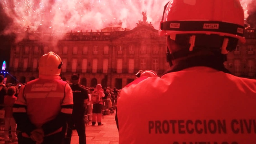 Voluntarios de Protección Civil durante los Fuegos del Apóstol