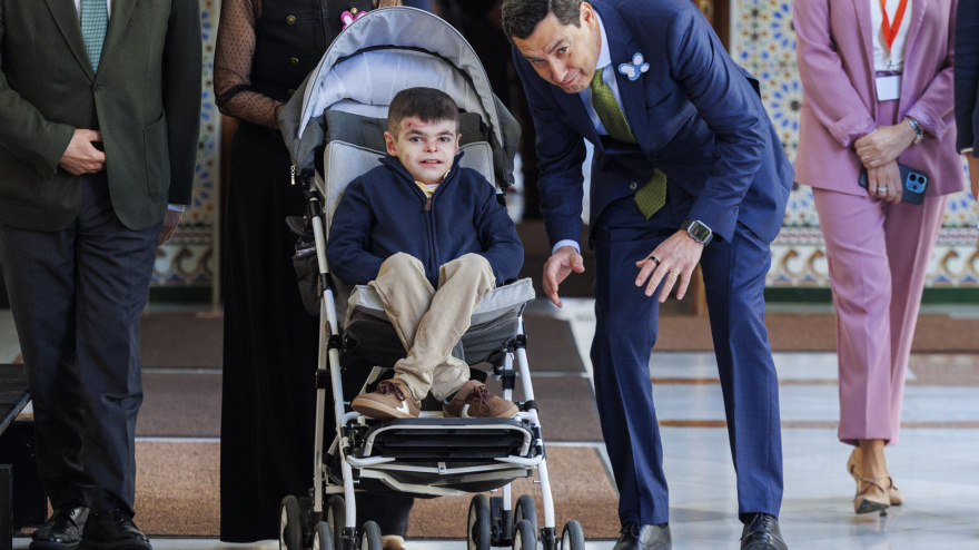 El presidente de la Junta de Andalucía, Juanma Moreno, acompañado de Leo, un niño de 12 años con la enfermedad piel de mariposa.
