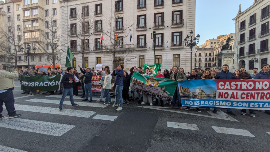 Cerca de un centenar de personas protestan contra los centros de acogida de menores extranjeros en el centro de Santander