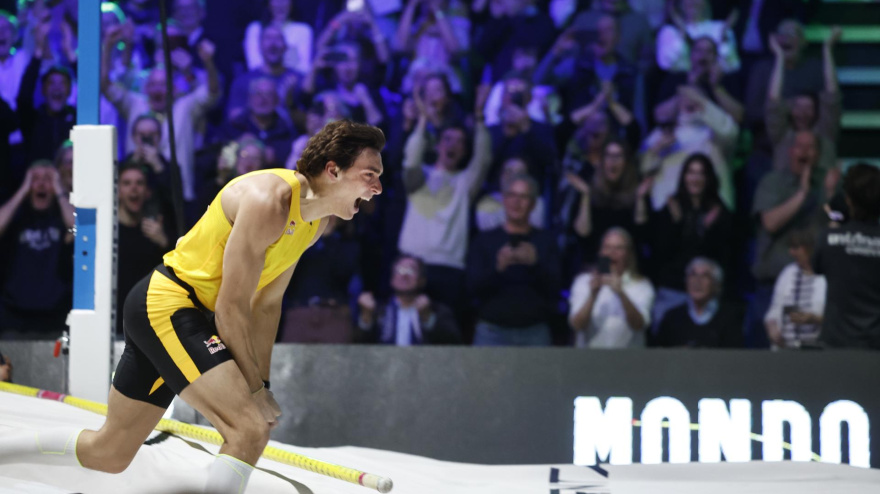 Armand Duplantis celebra su nuevo récord mundial